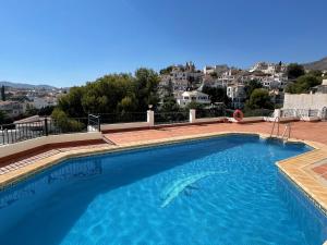 Bazén v ubytování Miramar Nerja - Luxury apartment near Burriana beach with pool nebo v jeho okolí