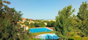 an overhead view of a swimming pool in a park at Apartamento turístico Gala in Dicastillo