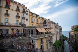 a group of buildings on the side of a mountain at SORRENTO - Posizione unica nella piazza principale in Sorrento