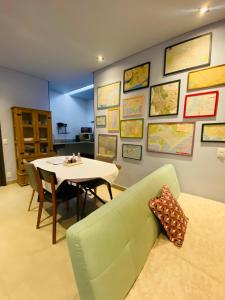 ein Esszimmer mit einem Tisch und einem Sofa in der Unterkunft Chic Blue Design com Vaga de Garagem in São Paulo