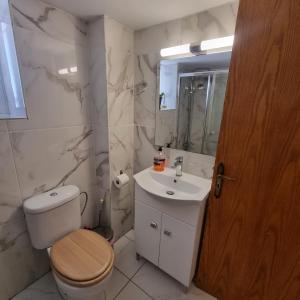 Koupelna v ubytování Potamos Private Suites