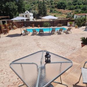 Bazén v ubytování Potamos Private Suites nebo v jeho okolí
