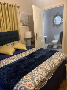 Un pat sau paturi într-o cameră la Sperrin View Apartment (Ground Floor)