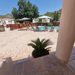 Bazén v ubytování Potamos Private Suites nebo v jeho okolí
