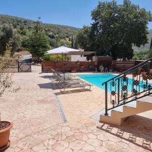 Bazén v ubytování Potamos Private Suites nebo v jeho okolí