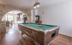 Miza za biljard v nastanitvi Amazing Home In Vodnjan With 3 Bedrooms, Wifi And Outdoor Swimming Pool