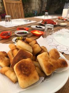 ein Teller mit Lebensmitteln auf einem Tisch in der Unterkunft annemin harabesi otel in Cesme