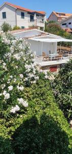 Fotografia z galérie ubytovania Small, 2 bedroom house, 50 m from the sea, with personal pool v destinácii Vrboska