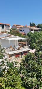 Fotografia z galérie ubytovania Small, 2 bedroom house, 50 m from the sea, with personal pool v destinácii Vrboska