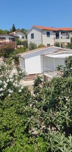 Fotografia z galérie ubytovania Small, 2 bedroom house, 50 m from the sea, with personal pool v destinácii Vrboska