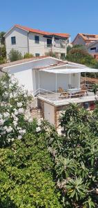 Fotografia z galérie ubytovania Small, 2 bedroom house, 50 m from the sea, with personal pool v destinácii Vrboska