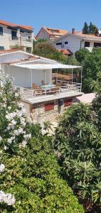 Fotografia z galérie ubytovania Small, 2 bedroom house, 50 m from the sea, with personal pool v destinácii Vrboska