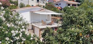 Fotografia z galérie ubytovania Small, 2 bedroom house, 50 m from the sea, with personal pool v destinácii Vrboska