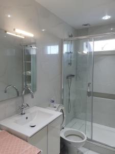 Et badeværelse på Sublime & neuf Studio près de CDG-Parc d'expo + 9 billeder