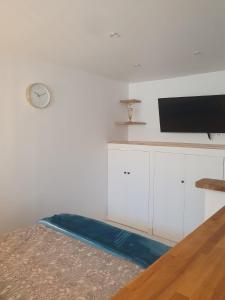 Et tv og/eller underholdning på Sublime & neuf Studio près de CDG-Parc d'expo