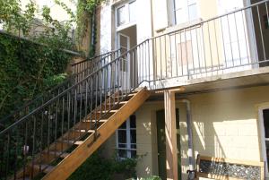 una escalera de madera que conduce a un edificio en Villa France Gall, en Trouville-sur-Mer