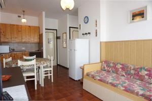 Kuchyňa alebo kuchynka v ubytovaní Cozy 1 bedroom apartment with shared pool and lift