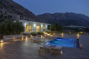 Gallery image of New Villa Of the hill with heated Pool, BBQ & Kids Playground in Kavoúsion