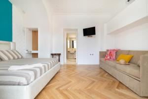 a living room with a bed and a couch at SORRENTO - Posizione unica nella piazza principale in Sorrento