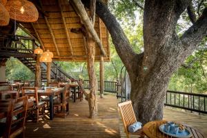 サビ・サンド動物保護区にあるUmkumbe Bush Lodge - Luxury Tented Campの木の木の木の木のデッキ(テーブル、椅子付)