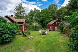 a yard with a table and chairs and a barn at Unique holiday home in Mankarbo, Uppsala 