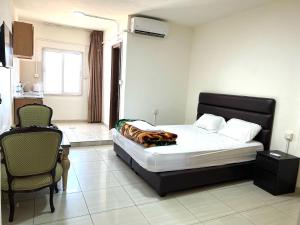 a bedroom with a bed and a table and chairs at Al Qatal Building in Al Qasţal