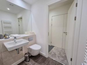 Un baño de Luxury City Centre Townhouse with Parking