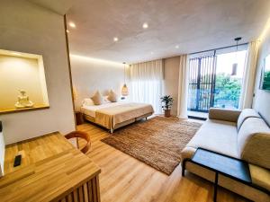 Postel nebo postele na pokoji v ubytování S´Estancia Suites + 37 fotografií