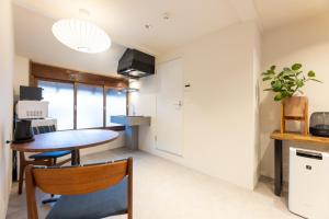 cocina y comedor con mesa y sillas en MACHIYA HOTEL madoka - Vacation STAY 65847v en Izumo