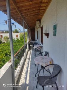 un patio con mesas y sillas en el balcón en Studios Maro, en Skala Kallonis