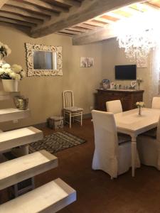 San Donato in PoggioにあるDolce Cuore luxe apartment chianti florence Małe romantyczne mieszkanieのリビングルーム(白いテーブル、椅子付)