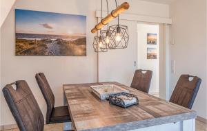 - une salle à manger avec une table et des chaises en bois dans l'établissement Nice Home In Langenhorn With Wifi, à Langenhorn