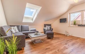 - un salon avec un canapé et une table dans l'établissement Nice Home In Langenhorn With Wifi, à Langenhorn