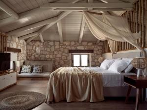מיטה או מיטות בחדר ב-Conte Nobile Villa, a Rejuvenating Retreat, By ThinkVilla