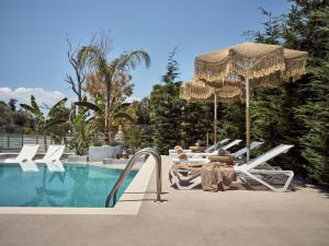 בריכת השחייה שנמצאת ב-Conte Nobile Villa, a Rejuvenating Retreat, By ThinkVilla או באזור