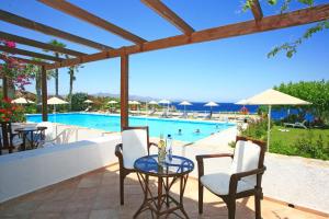 Бассейн в Istron Bay Hotel или поблизости