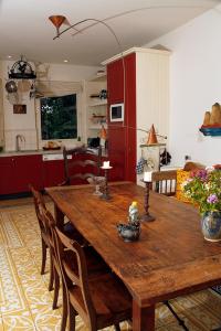 Annelies'Place to B& B في ماستريخت: طاولة طعام مع كراسي ومطبخ