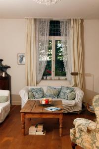 een woonkamer met een bank en een salontafel bij Annelies'Place to B& B in Maastricht