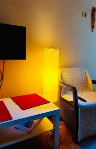 a room with a table and a bed and a lamp at Sunny Parkside Apartment in Bar