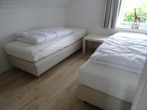 1 dormitorio con 2 camas y una jirafa en una ventana en Kustverhuur, Vakantiepark Fort Soleil 14, en Breskens