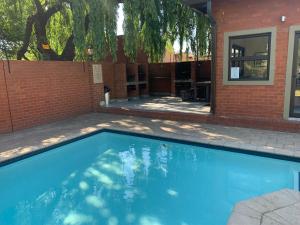 Kolam renang di atau dekat dengan OR Tambo Self Catering Apartments, The Willows