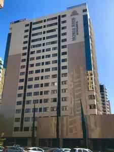 un edificio alto con un cartel en el costado en Nobile Suites Monumental, en Brasilia
