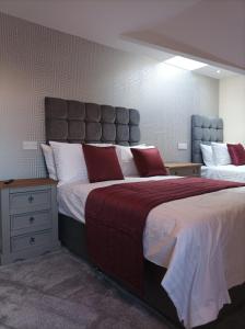 Postel nebo postele na pokoji v ubytování Rose James Apartments + 27 fotografií