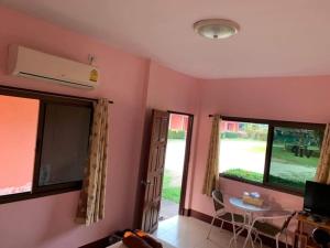 TV a/nebo společenská místnost v ubytování โพธิ์ทองริมทุ่ง Pothong Rimtung Hotel