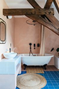 a bathroom with two sinks and a bath tub at Villa Parkbos in De Pinte