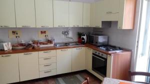 A kitchen or kitchenette at Hospiton Home