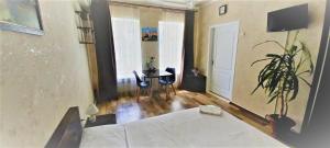 uma sala de estar com um sofá e uma mesa em Apartments Ilona em Odessa