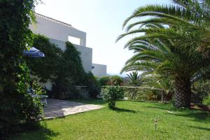 Сад в Istron Bay Hotel