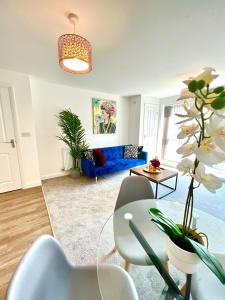 Ein Sitzbereich in der Unterkunft EXOTICSTAY Apartments - New Build - Ultra Luxe One bedroom apartment - Smart 4K TV With Ultrafast WiFi & Netflix - City Centre