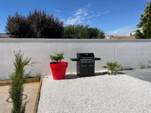 MollégèsにあるMagnifique villa avec piscine / jacuzzi / braseroの柵の横に座る黒いゴミ箱